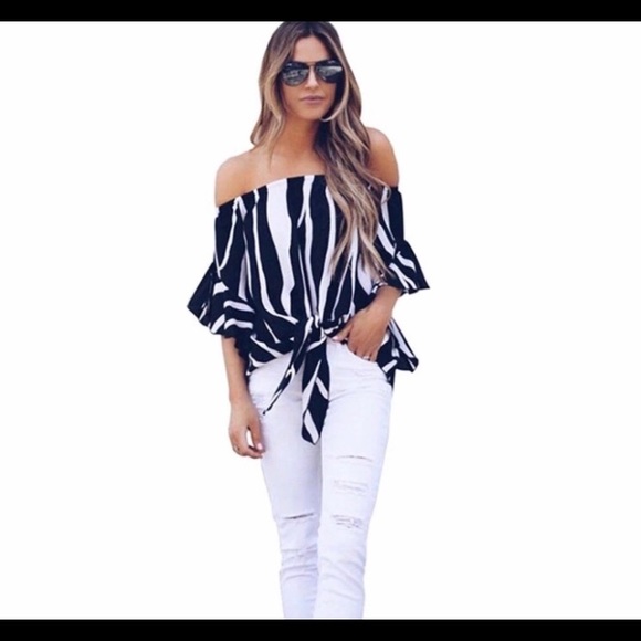 5 🌟RATED  Cold shoulder Black and white top - Picture 8 of 8